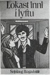 Lokast inni í lyftu