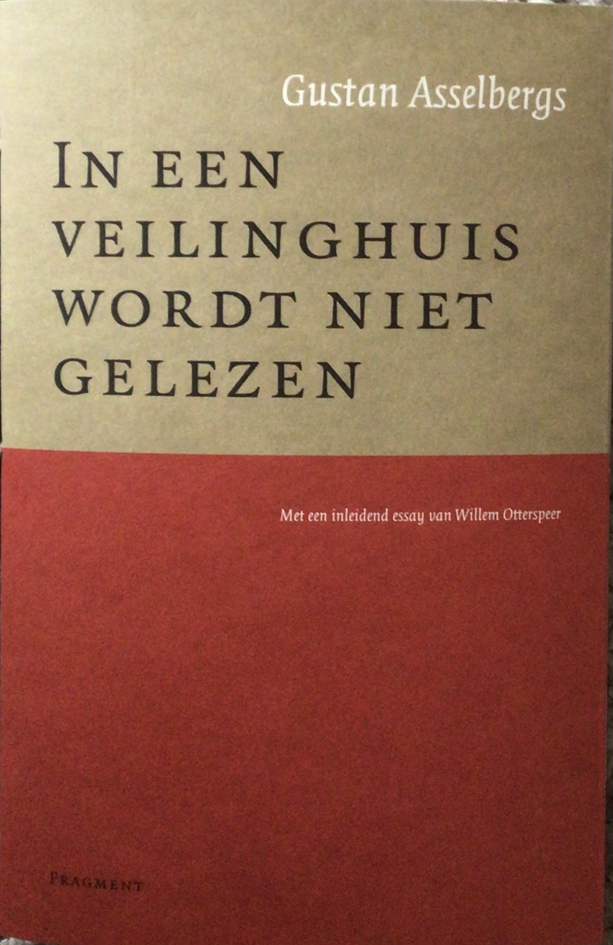 In een veilinghuis wordt niet gelezen.  Met een inleidend essay van Willem Otterspeer (Paperback)