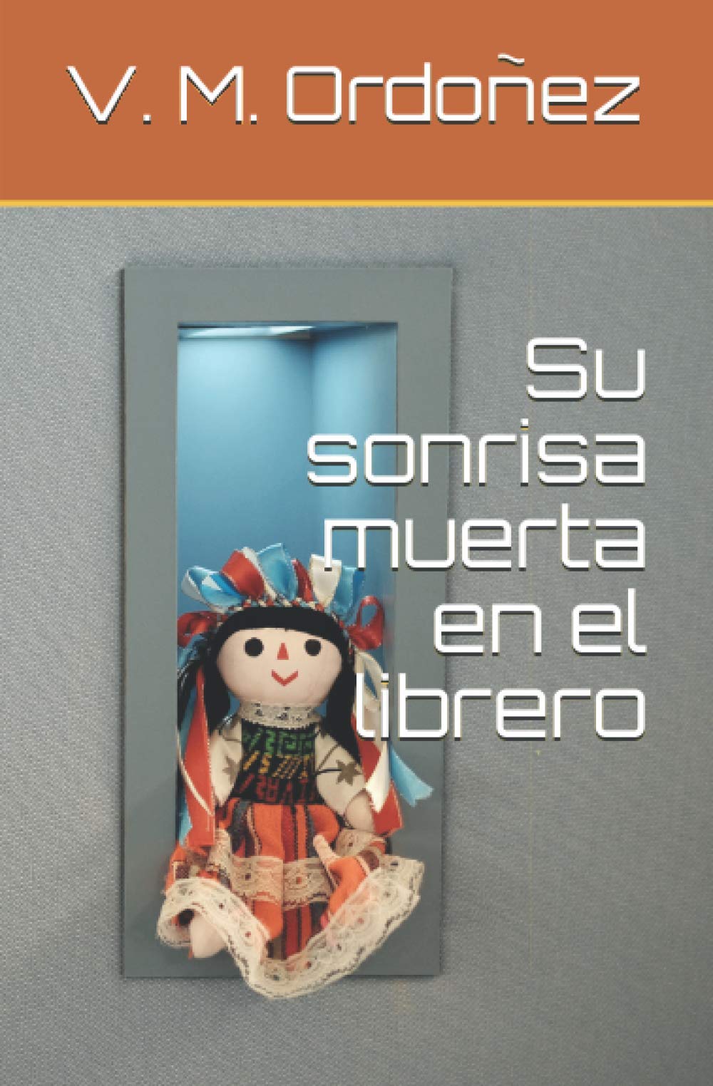 Su sonrisa muerta en el librero