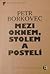 Mezi oknem, stolem a postelí