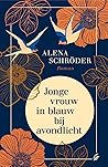 Jonge vrouw in blauw bij avondlicht