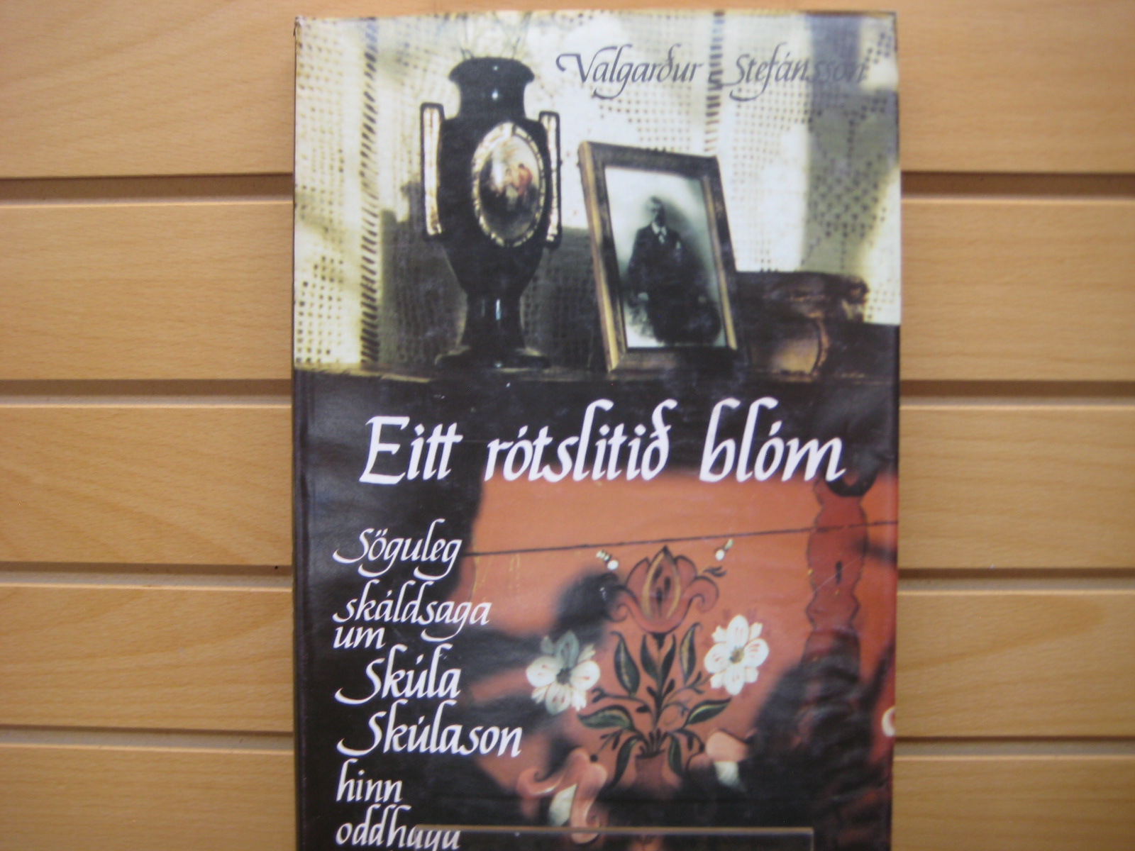 Eitt rótslitið blóm