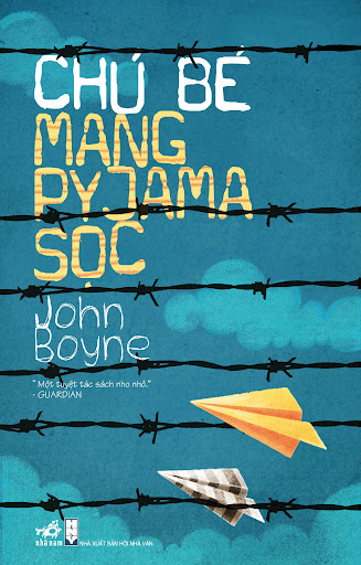 Chú bé mang pyjama sọc