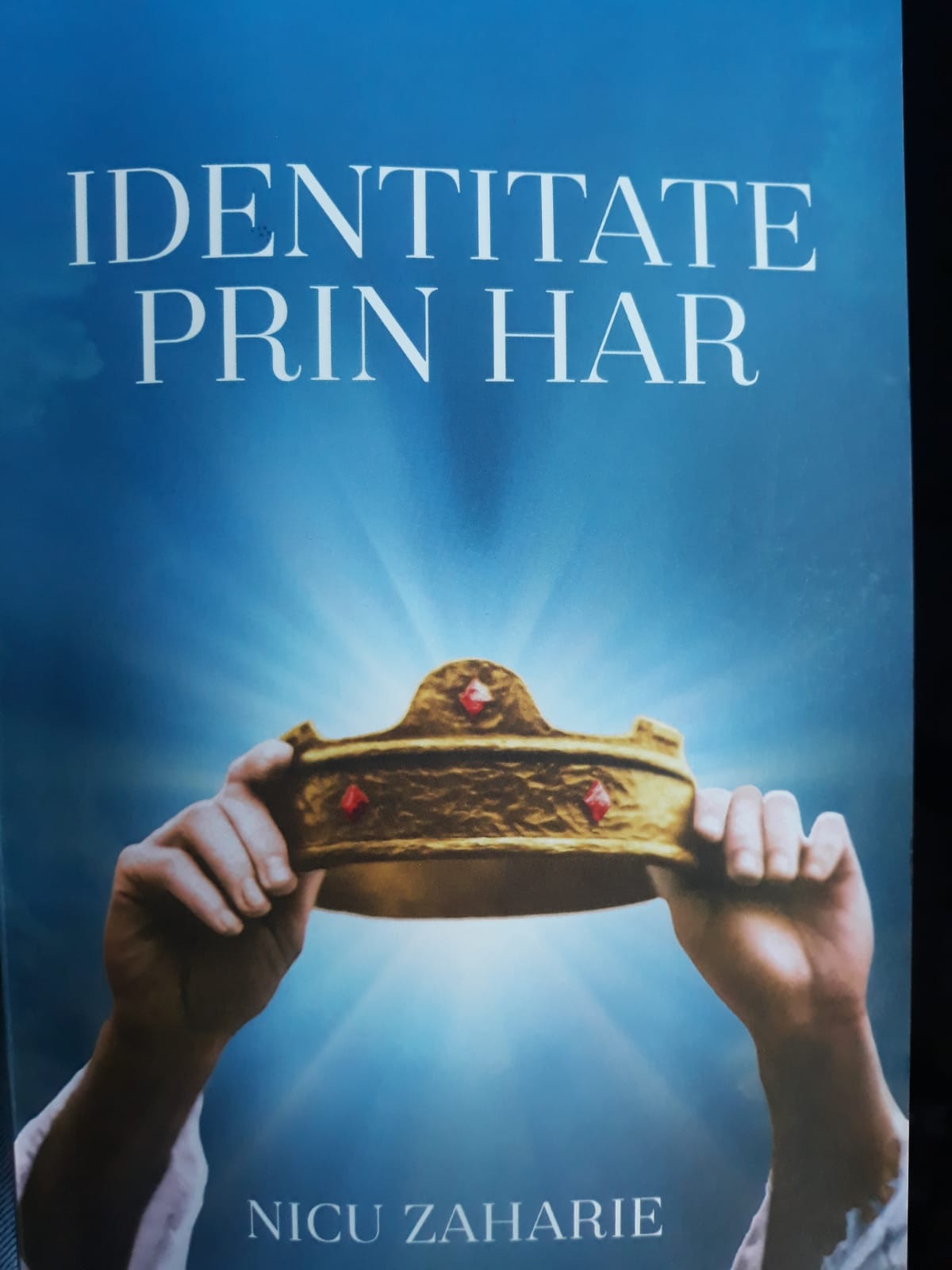 Identitate prin har (Paperback)