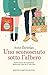 Uno sconosciuto sotto l'albero by Anna Zarlenga