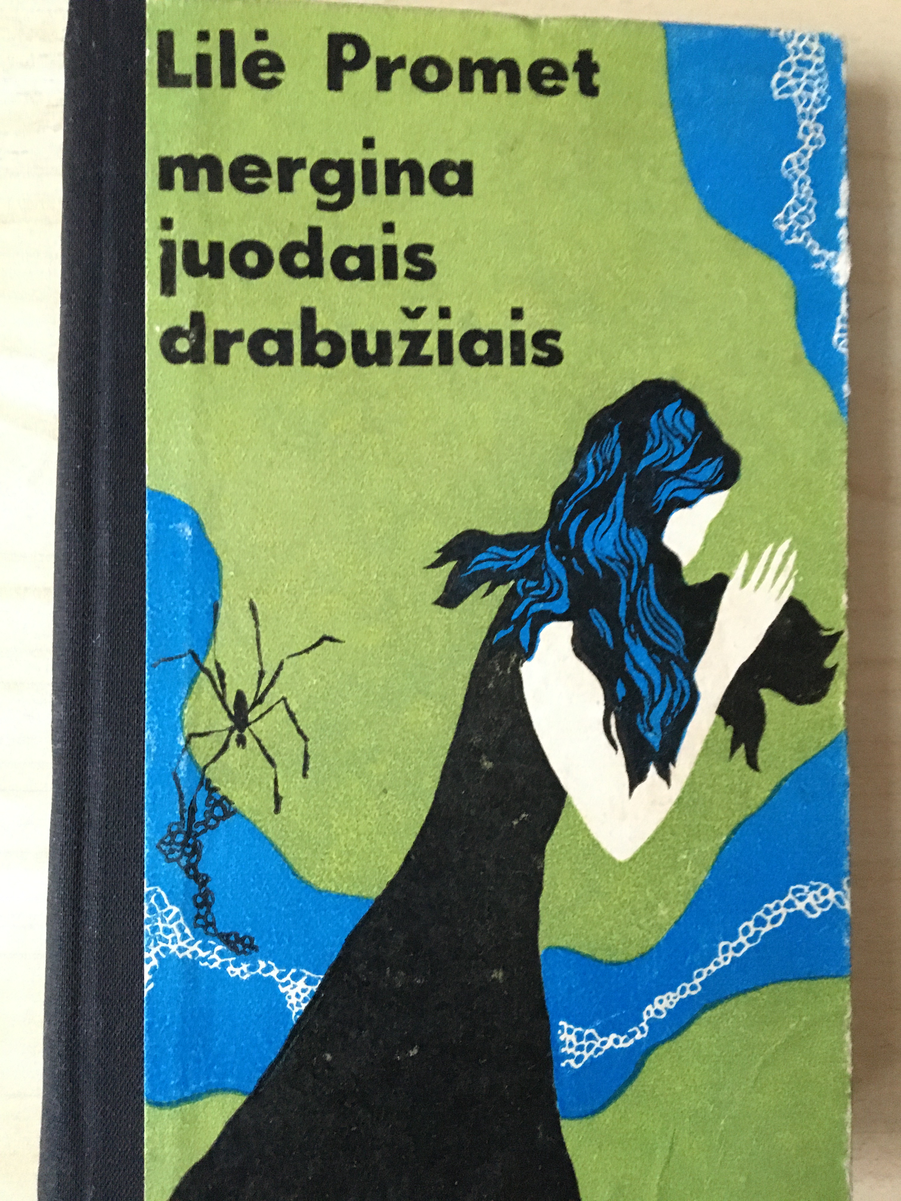 Mergina juodais drabužiais