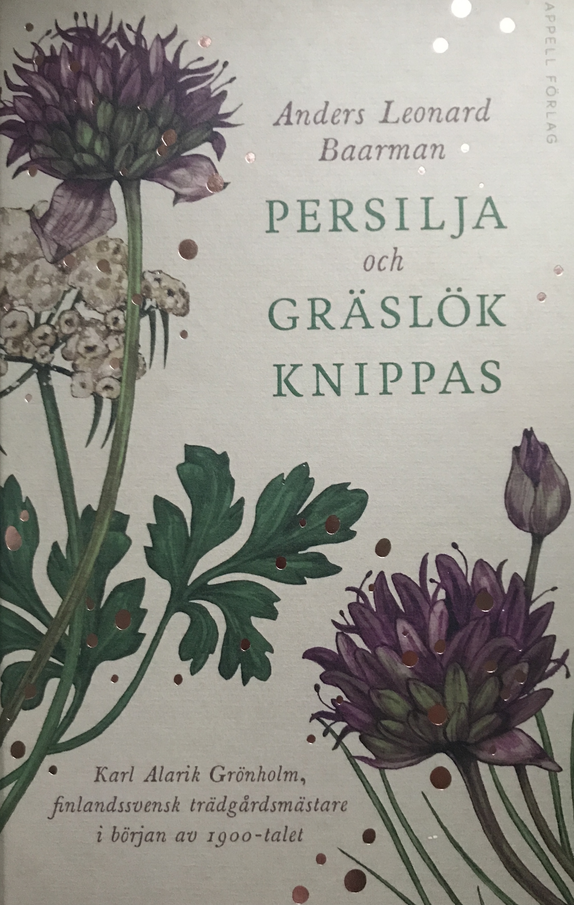 Persilja och gräslök knippas. Karl Alarik Grönholm, finlandssvensk trädgårdsmästare i början av 1900-talet