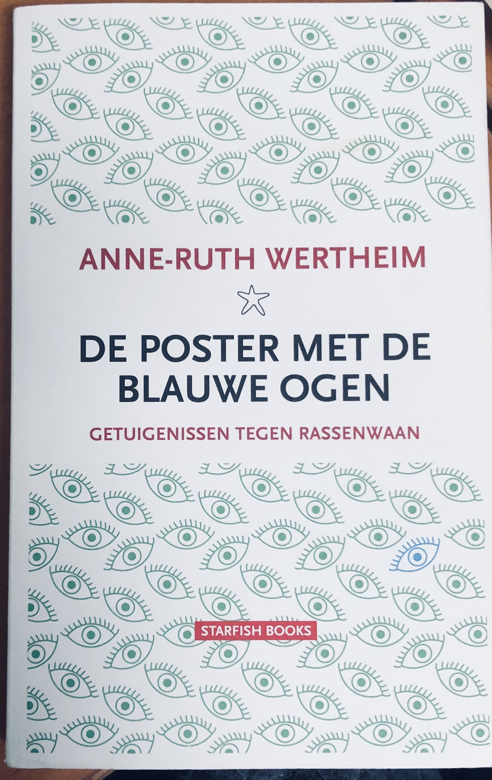 De poster met de blauwe ogen