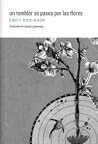 Un temblor se pasea por las flores by Emily Dickinson
