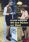 Mit dem Rücken zu...