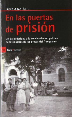 En las puertas de prisión: De la solidaridad a la concienciación política de las mujeres de los presos del franquismo (Paperback)