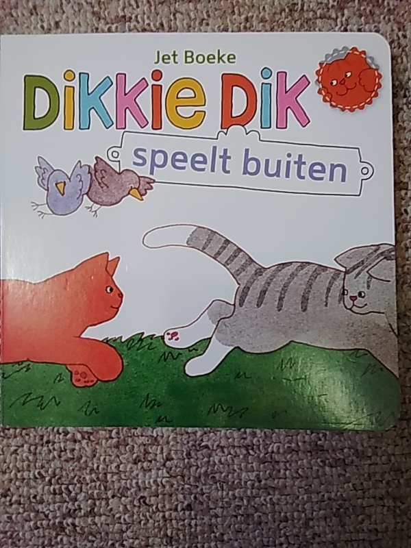 Dikkie Dik speelt buiten (Board Book)