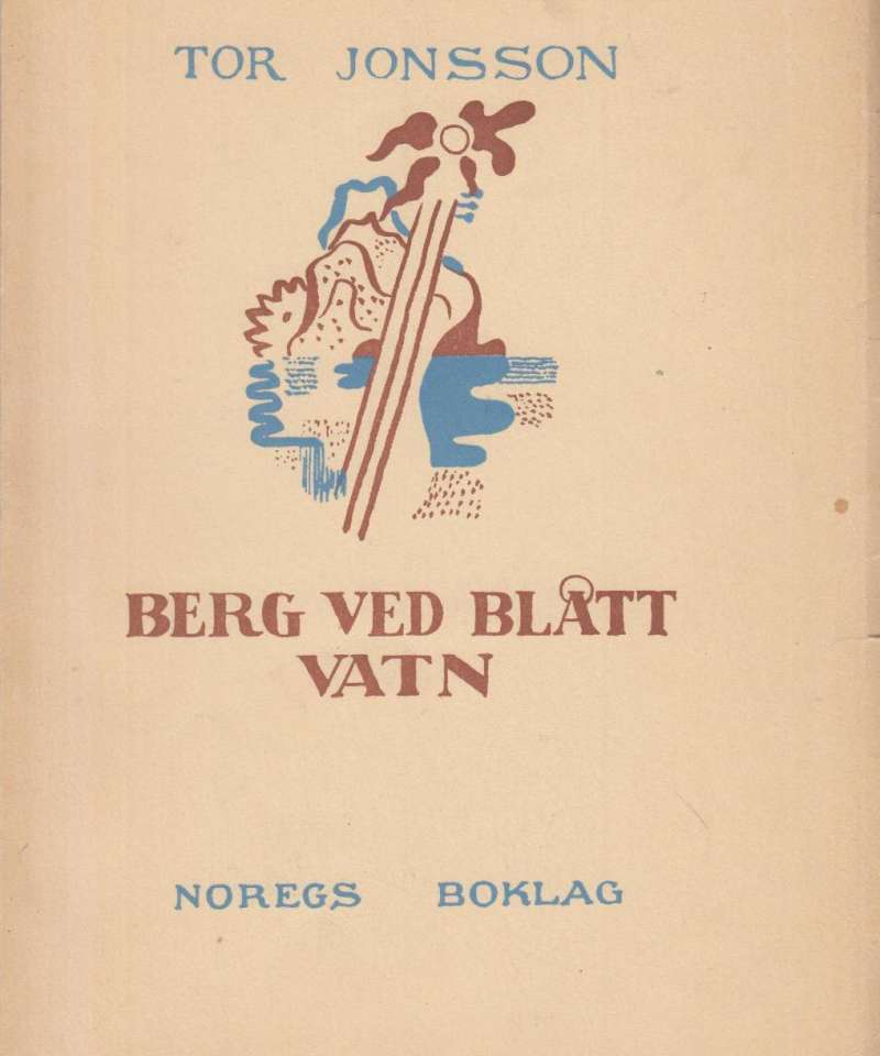 Berg ved blått vatn