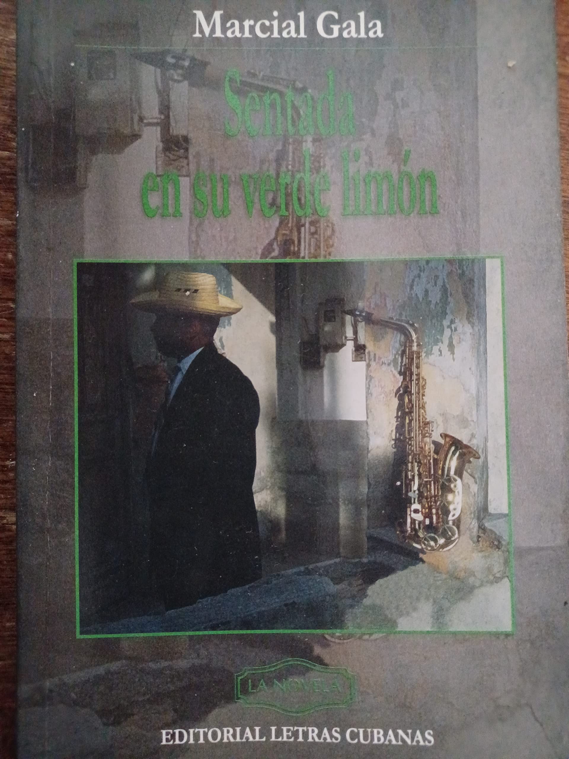 Sentada En Su Verde Limon (Hardcover)