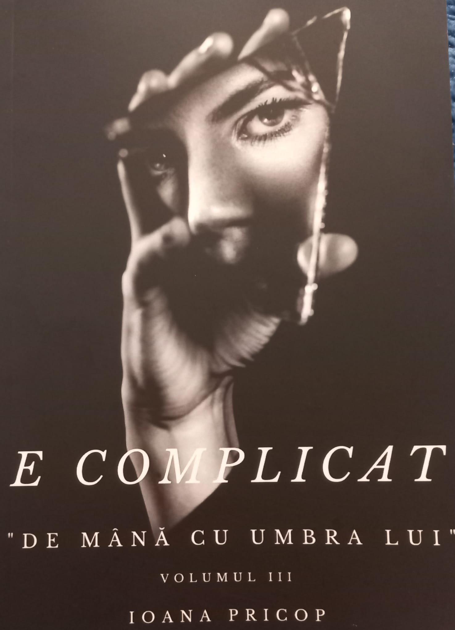 E complicat (De mână cu umbra lui, #3)