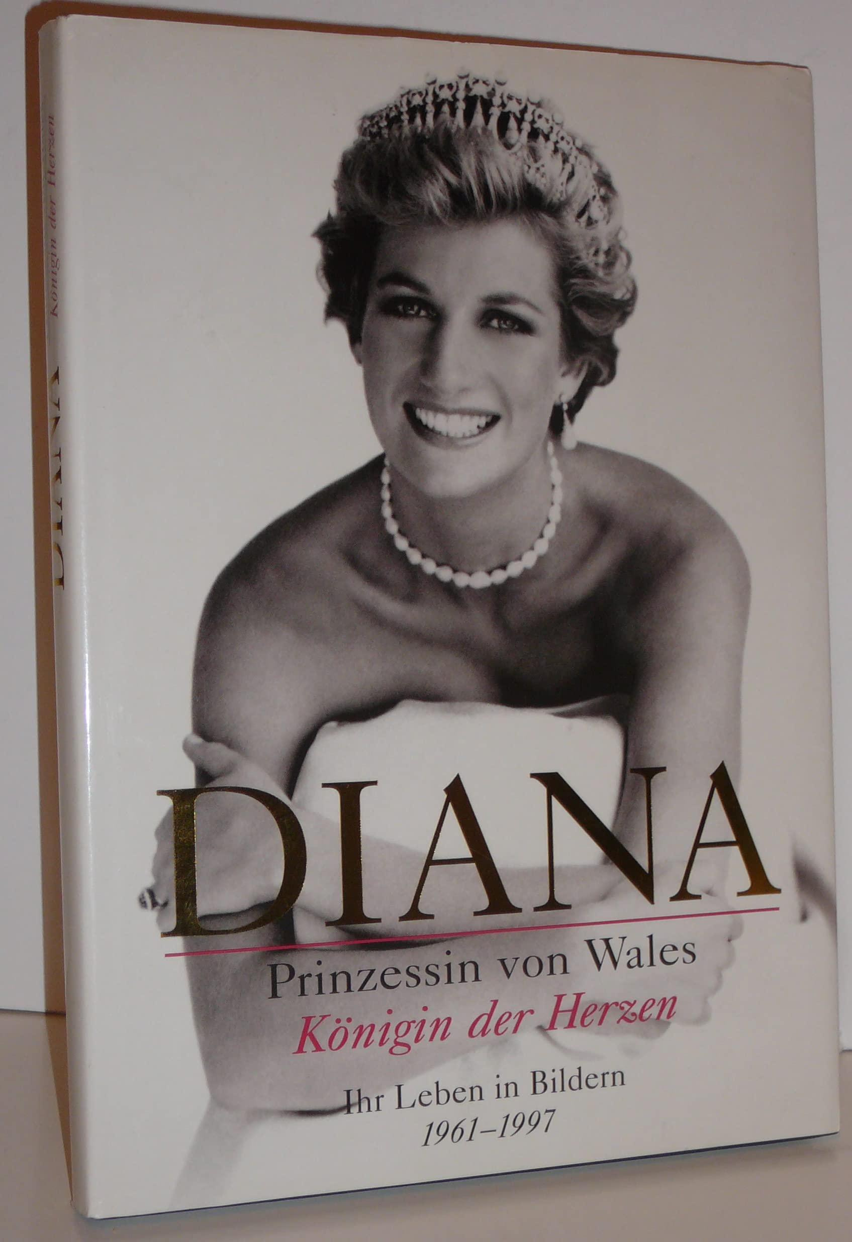 Diana - Prinzessin von Wales - Königin der Herzen - Ihr Leben in Bildern 1961 - 1997 - bk2020 (Paperback)
