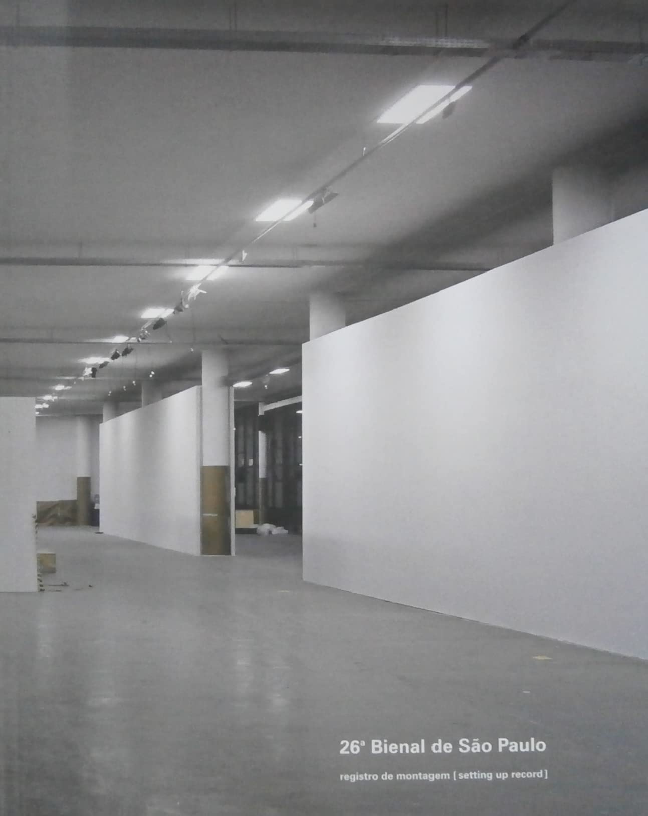 26. Bienal de São Paulo : território livre : registro de montagem = setting up record (2004 set. 25 a dez. 19 : São Paulo, Br). vol. 1 -- ( Bienal de São Paulo ; 26 )