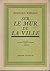 Sur le mur de la ville. -Il...