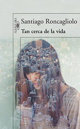 By Santiago Roncagliolo Tan cerca de la vida (Spanish Edition) [Paperback]