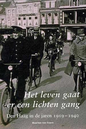 Het leven gaat er een lichte gang: Den Haag In De Jaren 1919-1940 (Hardcover)