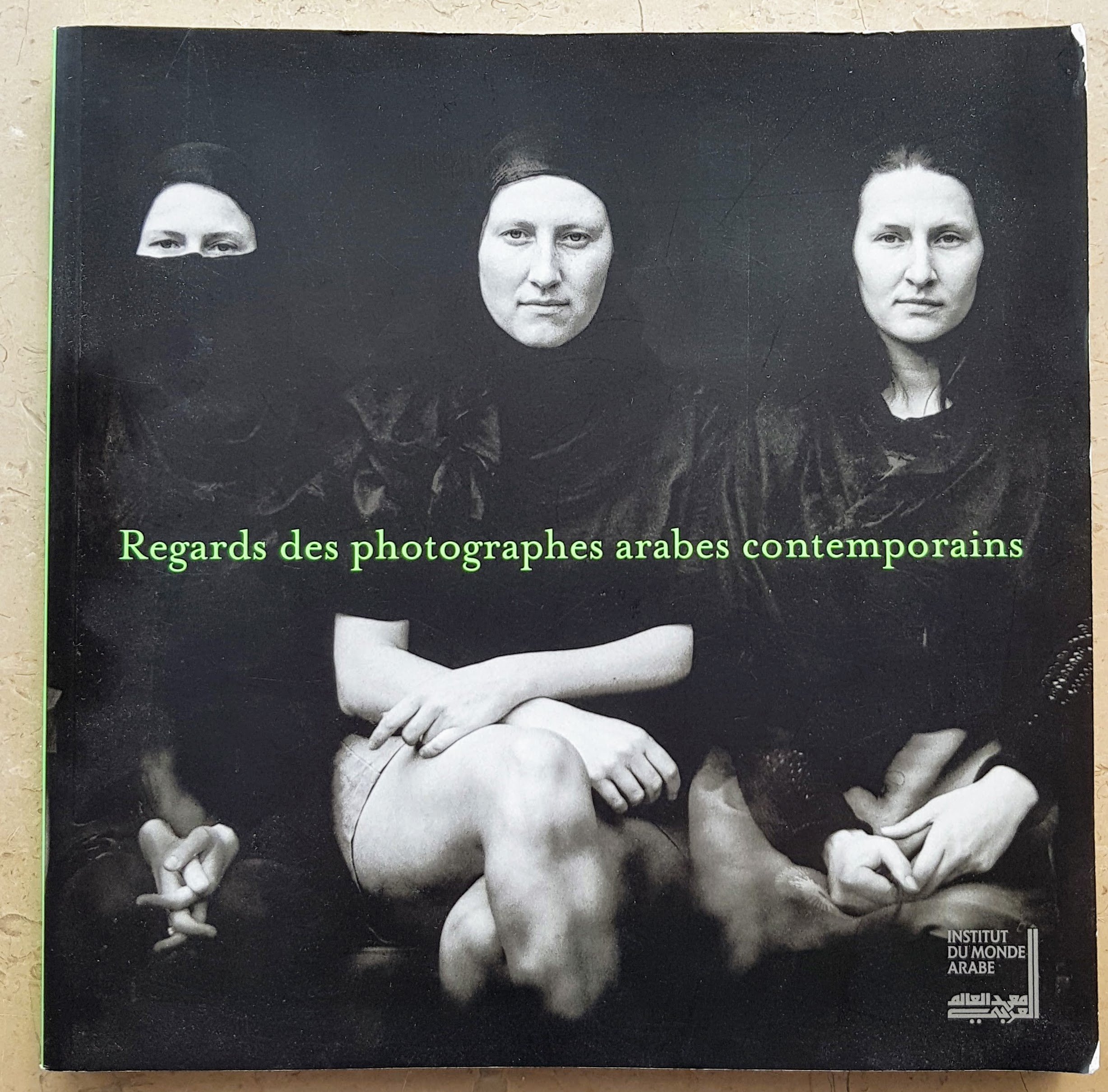 Regards des photographes arabes contemporains : Exposition organisée par l'Institut du monde arabe du 22 novembre 2005 au 22 janvier 2006 (Paperback)