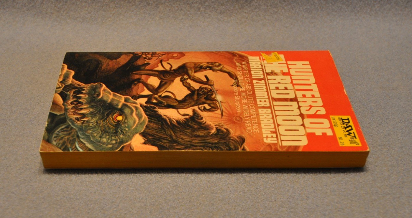 Hunters of the Red Moon Uy1230