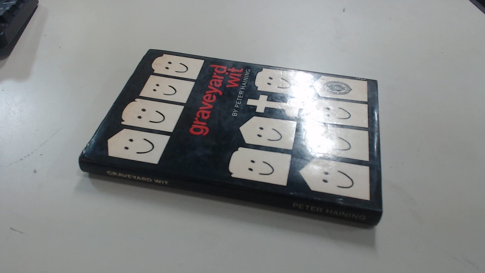 The Graveyard Wit: The Humour of the Tombstone (Hardcover)
