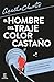 El hombre del traje color castaño