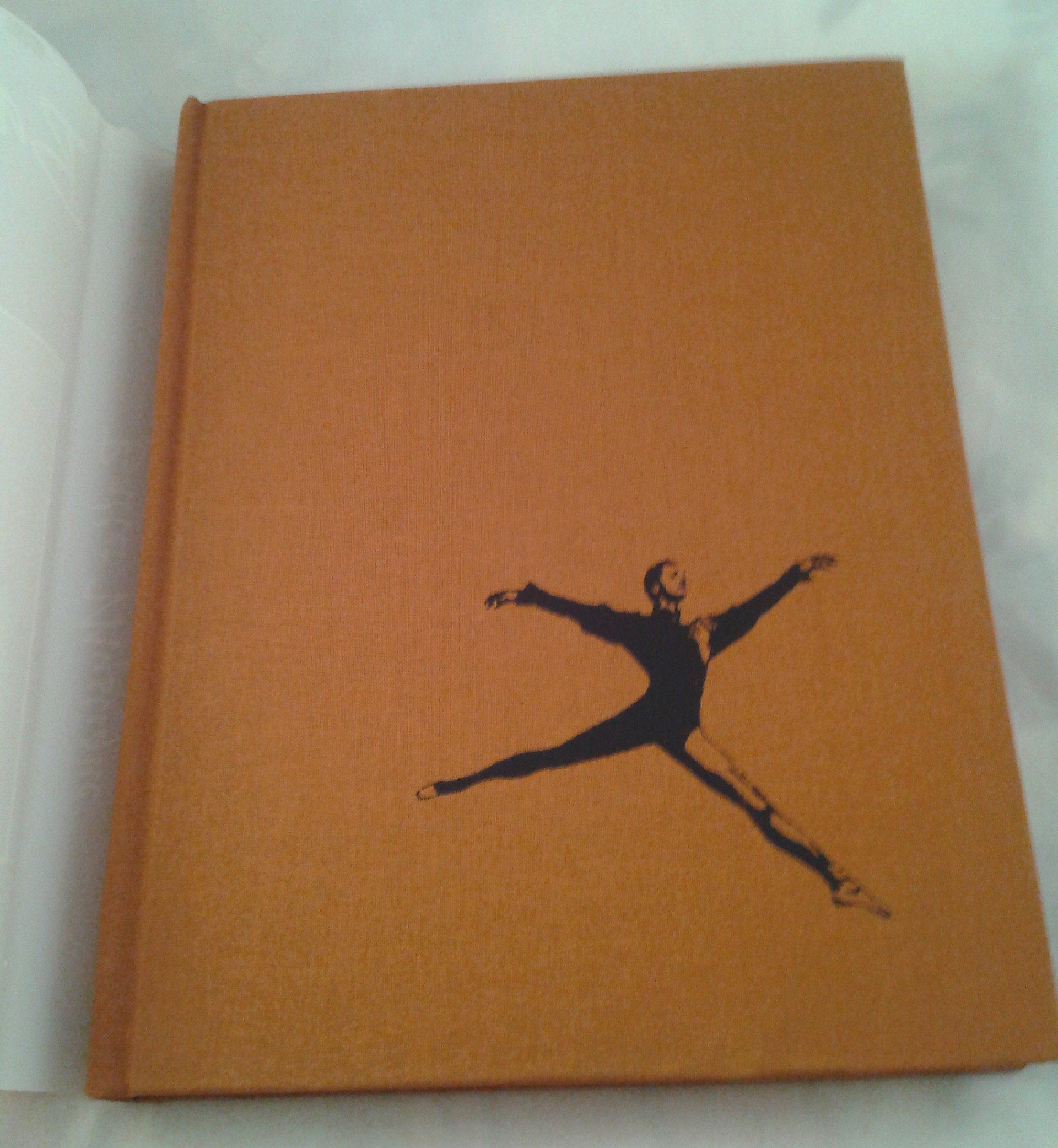 Ballet Mystique, Behind the Glamour of the Ballet Russe (Hardcover)