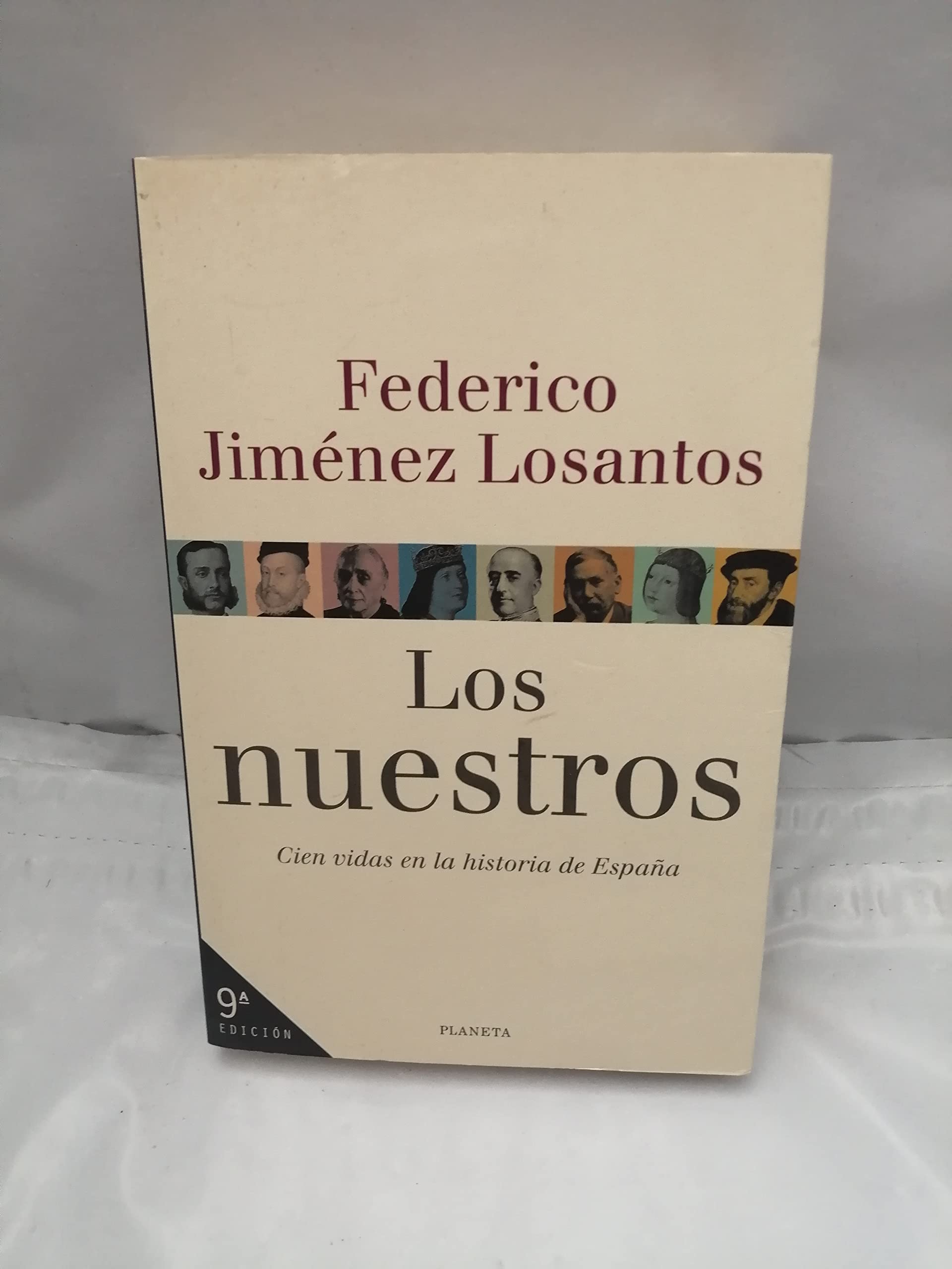 Los nuestros: cien vidas en la historia de España (Paperback)