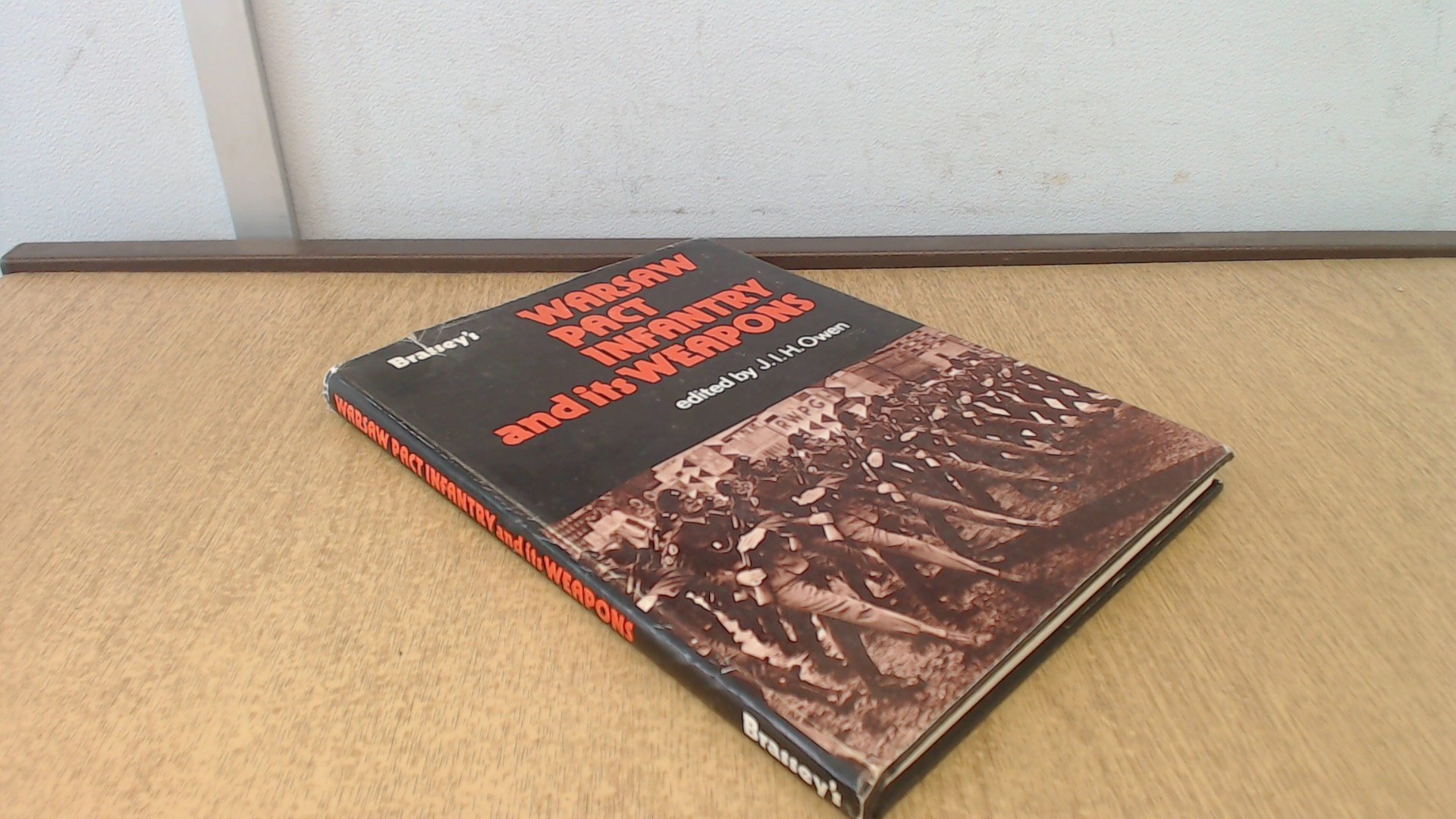 Warsaw Pact infantry and its weapons: Manportable weapons and equipment in service with the regular and reserve forces of the Soviet Union, Bulgaria, ... Poland and Rumania, and of Yugoslavia (Hardcover)