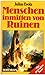 Menschen inmitten von Ruinen