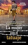 Book cover for La mujer con el tatuaje. Un bestseller internacional. La conmovedora historia de un tatuaje que une a una madre y una hija tras el horror de Auschwitz. (Spanish Edition)
