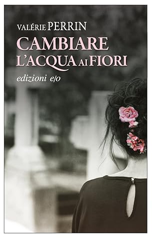 Cambiare l'acqua ai fiori