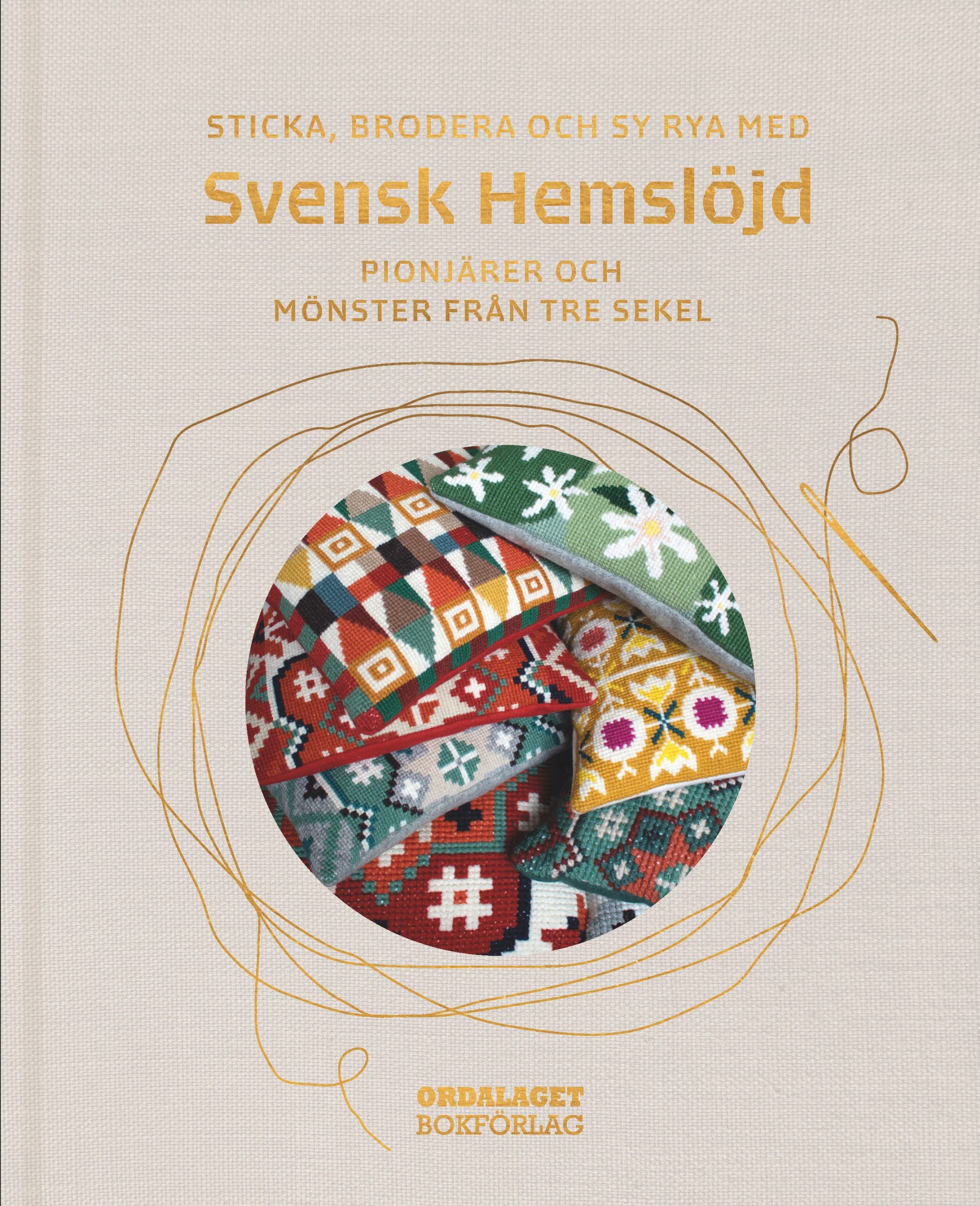 Sticka, brodera och sy rya med Svensk hemslöjd : pionjärer och mönster från tre sekel (Hardcover)