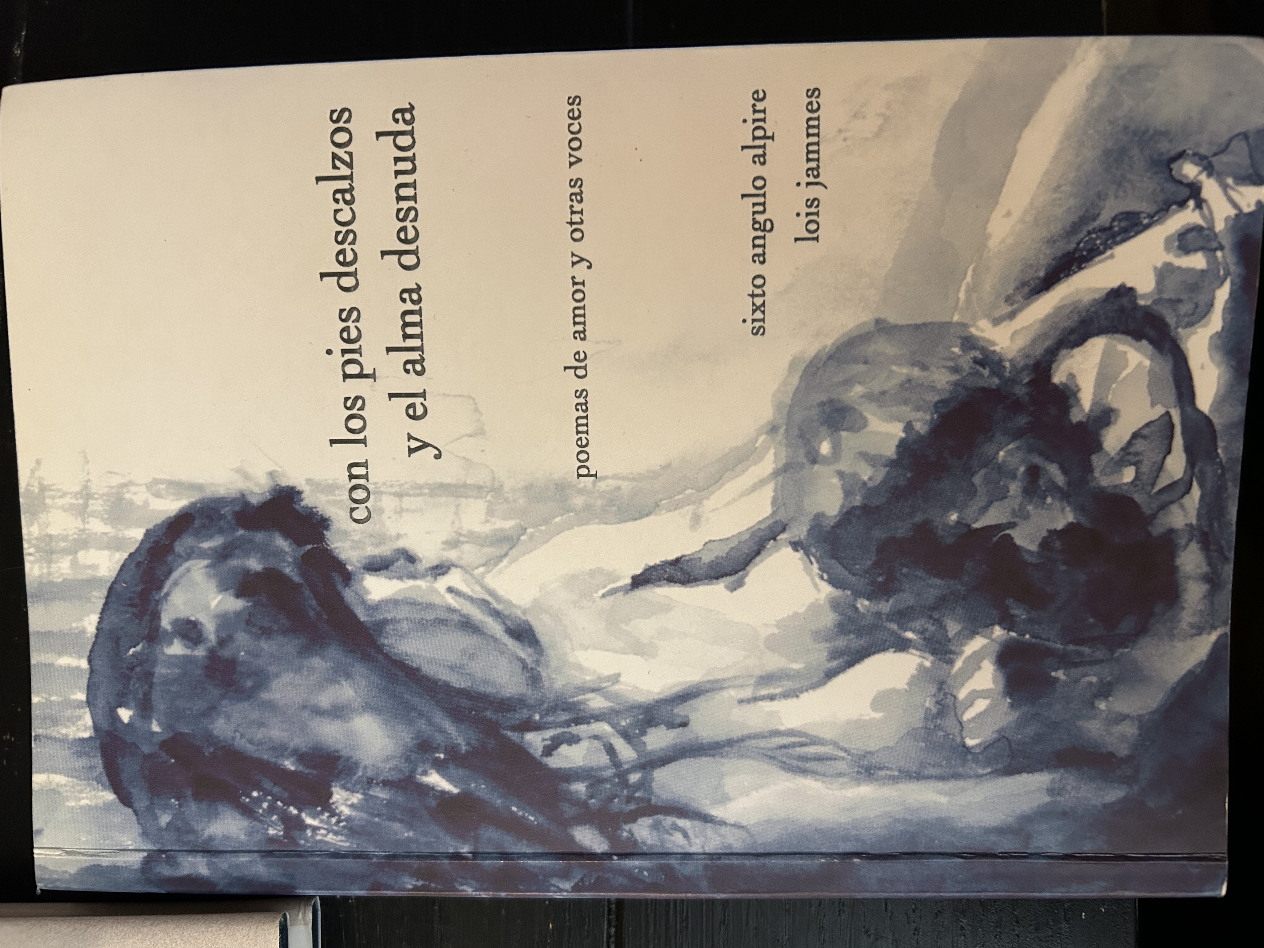 Con los pies descalzos y el alma desnuda: poemas de amor y otras voces (Paperback)