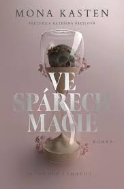 Ve spárech magie (Akademie Everfall, #1)