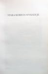 Stara kobieta wysiaduje