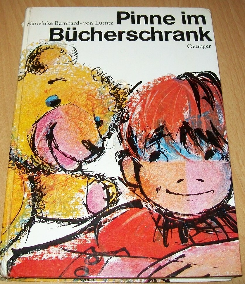 Pinne im Bücherschrank