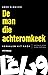 De man die achteromkeek