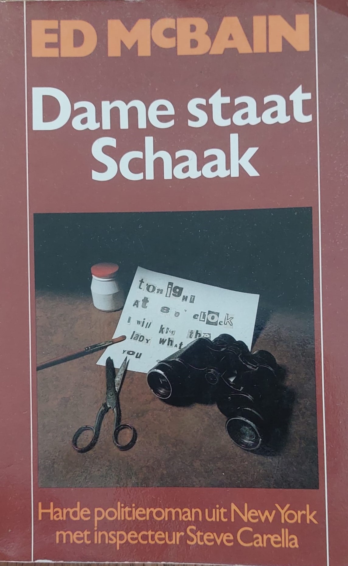 Dame staat schaak