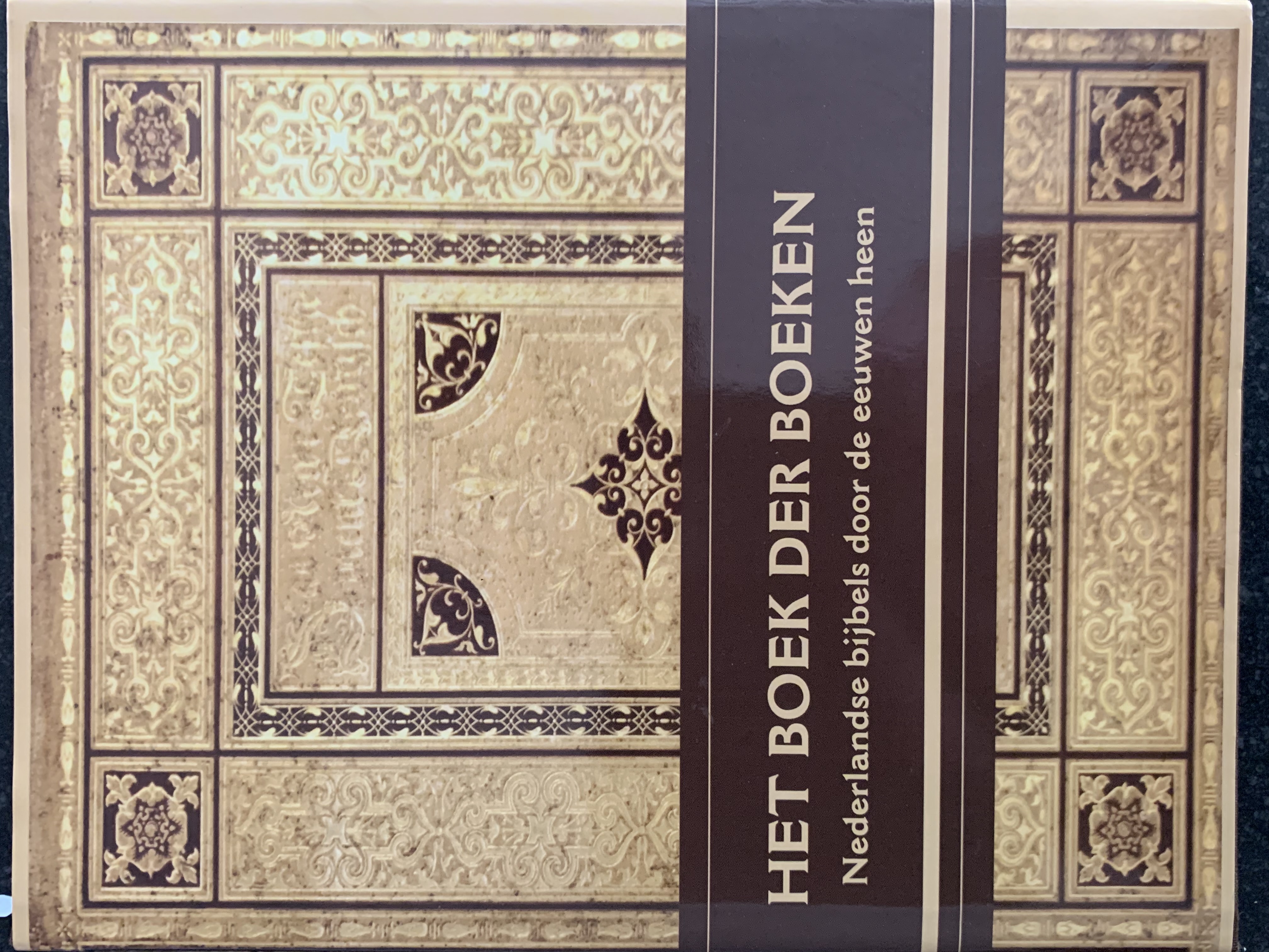 Het boek der boeken. Nederlandse bijbels door de eeuwen heen