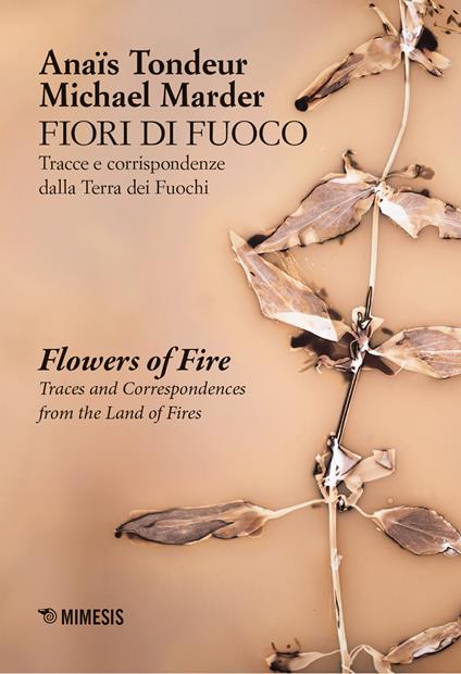 Fiori di fuoco. Tracce e corrispondenze dalla Terra dei fuochi (Paperback)