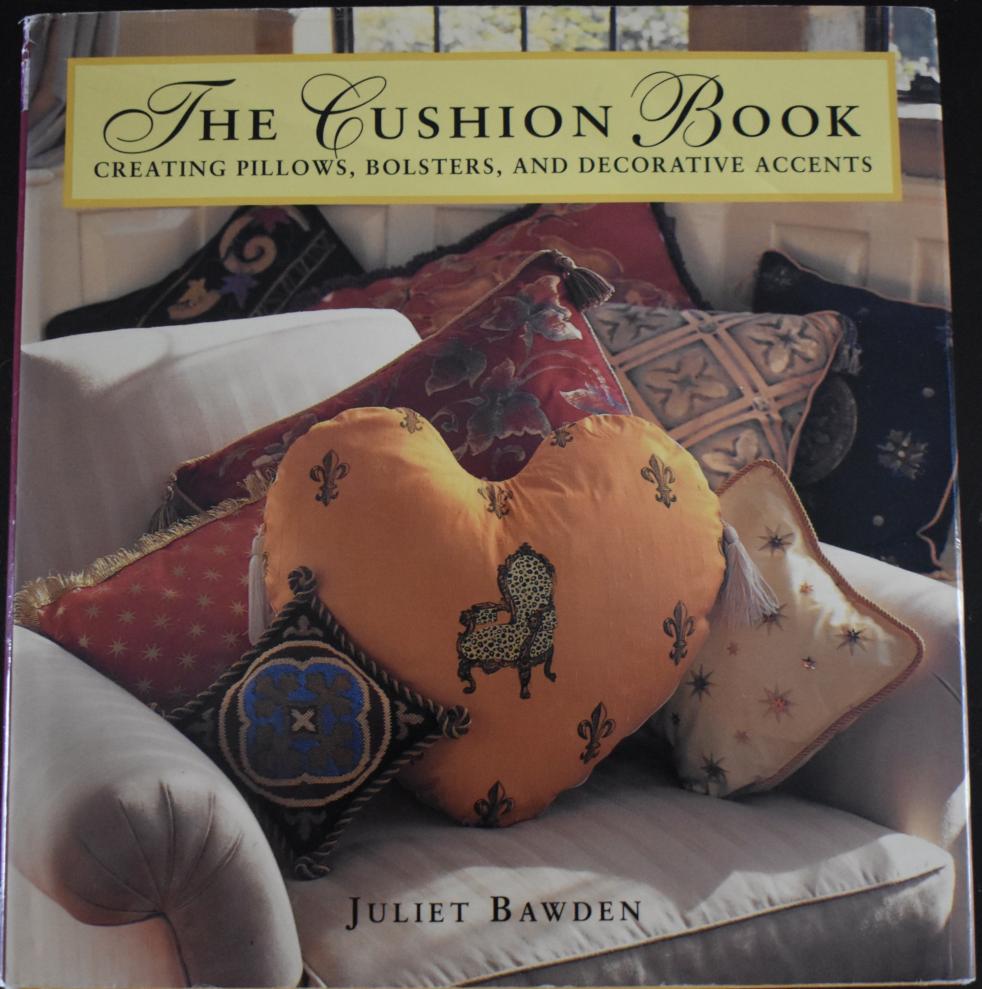 The Cushion Book: Creating Pillows, Bolsters, and Decorative Accents (Hardcover)