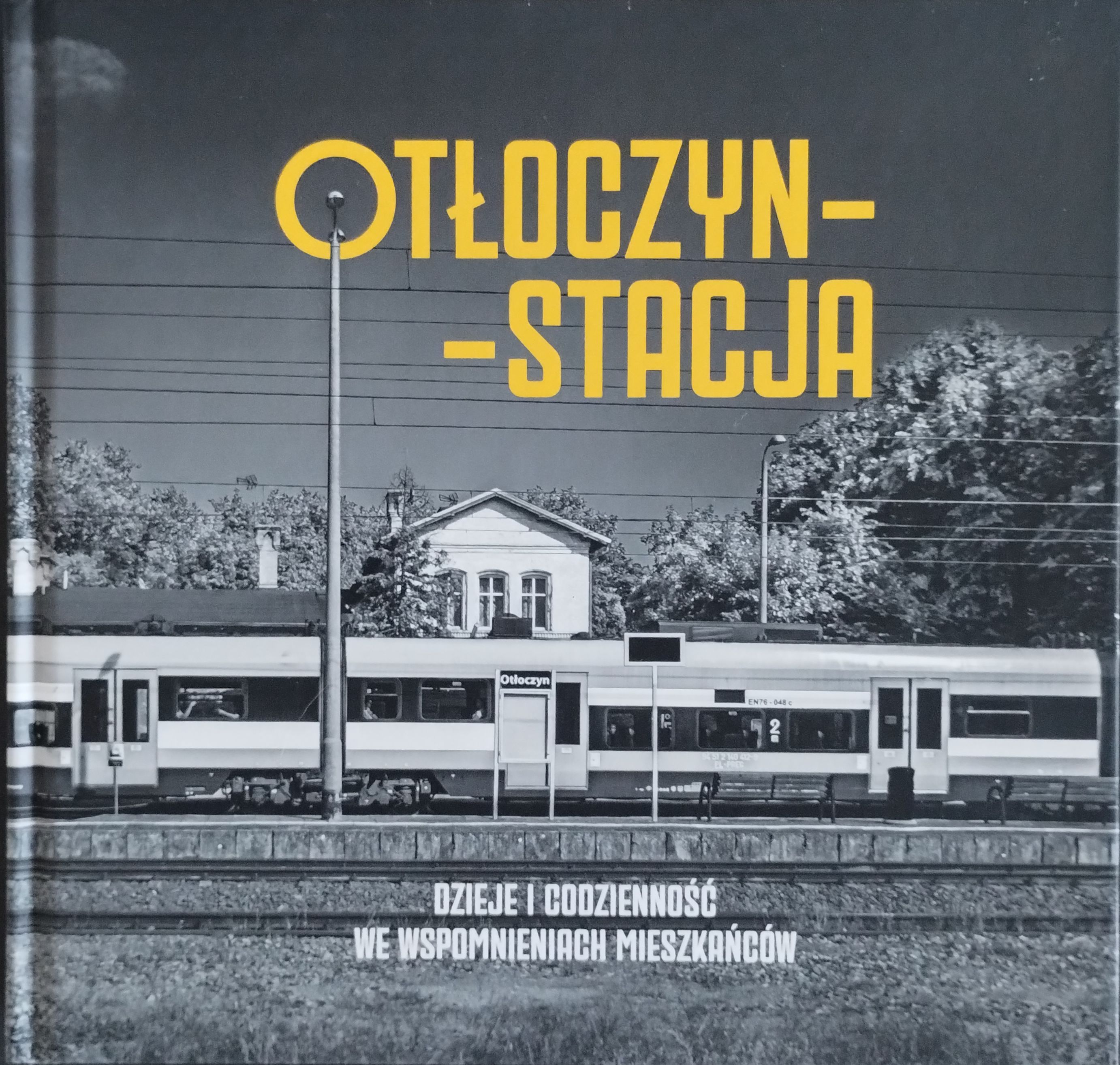 Otłoczyn-Stacja. Dzieje i codzienność we wspomnieniach mieszkańców (Hardcover)