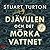Djävulen och mörka vatten by Stuart Turton