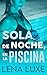 Sola, de noche, en la piscina: Relato erótico, nadadora madura y hombre joven en un encuentro prohibido (Spanish Edition)