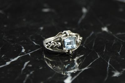 Knotted ring