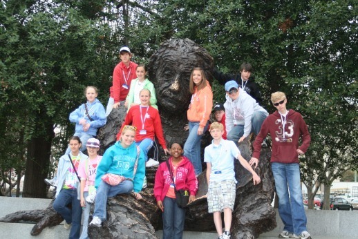 monument_and_kids