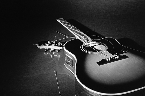  photo broken-guitar1_zps30acb17a.jpg